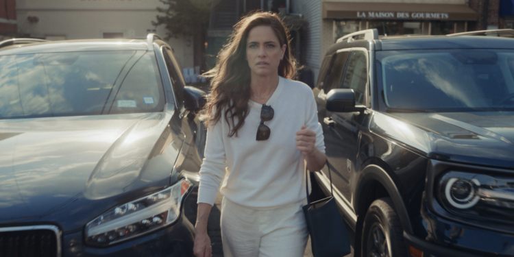 Amanda Peet on the Facade of Fabulousness in ‘Your Friends & Neighbors’